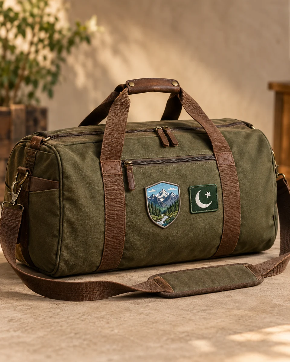 زیتونی کینوس کے سفری بیگ پر قراقرم کے پہاڑوں کا پی وی سی پیچ اور پاکستانی چاند ستارے کا پیچ